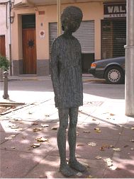 «Adéu» d'Anna Manel·la, a la Plaça del Veïnat (1997) FOTO: www.bibgirona.net/salt
