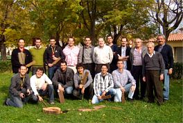Dimecres > Roger de Gràcia i tot l'equip de TV3 han estat genials, molt col·laboradors i han entès i copsat molt bé la iniciativa, el motiu i la cohesió que s'ha creat amb aquest joc -aquí- al nostre barri. La colla que hi érem ens ho hem passat també molt bé... ara, a esperar el dia que el programin en antena TEXT: JORDI BARÓ I VILÀ