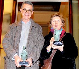 Jaume Fabre i la viuda de Josep Maria Huertas, Araceli Aiguaviva, amb el guardó FOTO: IGNASI R. RENOM
