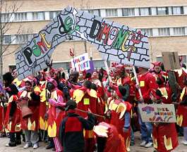 Una imatge de l'edició del carnestoltes de 2005, davant del pavelló: dimonis amb el seu pont FOTO: LLORENÇ GIRONÈS