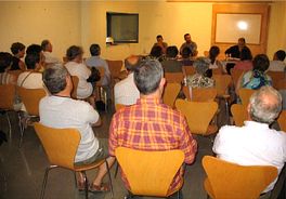Una imatge de la reunió de dijous a Can Ninetes: quaranta veïns, amb la Junta de l'AV, varen escoltar les explicacions de Joan Pluma i Jordi Xirgo al voltant dels retards en l’execució dels projectes del Pla de barris i viles FOTO: EL DIMONI