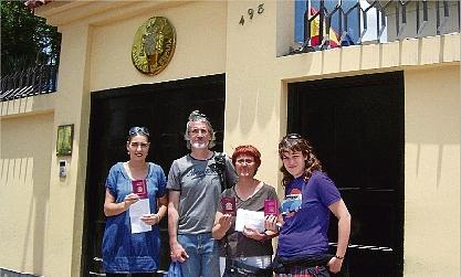 La família Ballester -els tres de la dreta- davant l'ambaixada espanyola al Perú, dilluns 4 de gener FOTO: FAMÍLIA BALLESTER FREIXAS