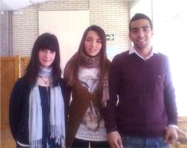 A la foto (d'esquerra a dreta) Roser Subirà i Jamila Abdessamie, autores de l'entrevista, i Youssef Baghdady FOTO: ELS MIL I PICO
