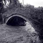 El Pont del Dimoni de Santa Eugènia de Ter durant una riuada del Güell