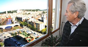 L'enginyer Agustí Palau Baquero, des de casa seva a Girona, amb la plaça Catalunya i el riu Onyar al fons FOTO: MANEL LLADÓ [ELPUNT]