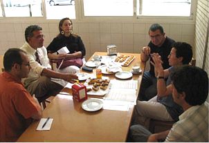 A la cantina de Can Jou de l'IES Santa Eugènia; Jordi Vilarrubí, director de l'IES; l'alcalde Bluefields i senyora; Sebas Parra; Dolors Puigdevall, professora de l'IES; i Joan Quer FOTO: EL DIMONI