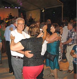 Eduard Berloso, regidor, i Bea Sánchez, presidenta, ballen a la Festa Major de Santa Eugènia de Ter FOTO: EL DIMONI