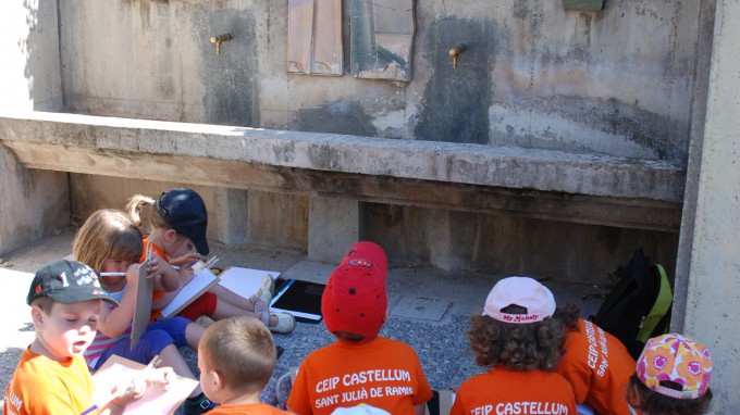 Nens de l'escola Castellum de Sant Julià, el dia que la van anar a apadrinar l'obra de Xargay FOTO: UNESCOGi