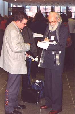 Paulo Freire ha inspirat l'alfabetització i l'assoliment de la consciència crítica dels oprimits cercant el seu alliberament. A la foto, Sebas Parra i Paulo Freire, a Göteborg (Suècia) [27·11·1992] FOTO: ANNA PAGANS GRUARTMONER