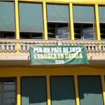 Pancarta reivindicativa a la balconada del Col·legi Groc FOTO: ALBERT QUINTANA