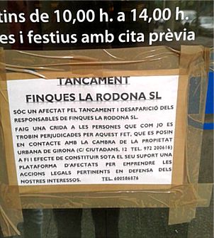 Cartell clavat a les portes de l'oficina de les Finques La Rodona, a la carretera de Santa Eugènia FOTO: EL DIMONI