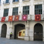 30 de juny: pengen dels balcons de l’Ajuntament de Girona els domassos de Santa Eugènia de Ter, Sant Daniel i Palau-sacosta FOTO: EL DIMONI