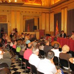 L’acte institucional al Saló de Descans del Teatre Municipal, a l’Ajuntament de Girona, per rememorar l’annexió dels antics municipis FOTO: EL DIMONI