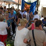 Joan Corney, al centre de la imatge, després de la lectura del seu pregó petit, a la plaça del Poble FOTO: ELENA GONZÀLEZ NAVARRO