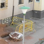 Al carrer del Pruner, des de fa un any, descansa al terra l’antic rètol "castañas" FOTO: QUIM TORRA