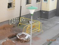 Al carrer del Pruner, des de fa un any, descansa al terra l’antic rètol "castañas" FOTO: QUIM TORRA