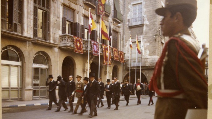 Acte oficial a la plaça del Vi, amb els quatre domassos dels quatre pobles, 04/11/1973 FOTO: AJUNTAMENT DE GIRONA. CRDI (NARCÍS SANS)