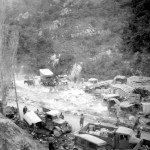 Cotxes abandonats a la frontera francesa FOTO: DESCHAMPS (BIBLIOTECA NACIONAL)