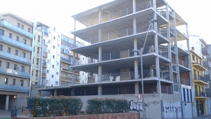 L’estructura acabada del bloc d’habitatges socials sense acabar, a la pl. Leo Joher, allà on hi havia el mercat eugenienc FOTO: EL DIMONI