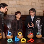 Andreu Carulla, Elisa -filla de Paco Torres Monsó-, Carles Puigdemont i Pep Admetlla amb les "Lletres toves" FOTO: AJGIRONA.CAT