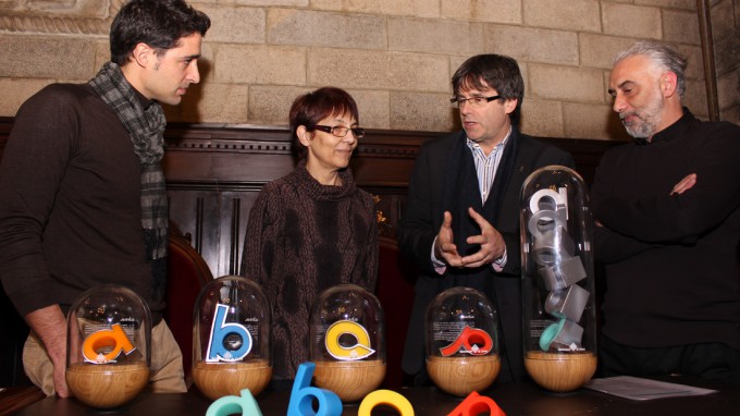Andreu Carulla, Elisa -filla de Paco Torres Monsó-, Carles Puigdemont i Pep Admetlla amb les 