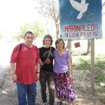 Els veïns Sebas Parra, Dolors López i Empar Casanova al rètol d'entrada a Marinaleda FOTO: LA GUERRILLA COMUNICACIONAL