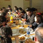 Dinar de treball de la redacció de l'e-revista El mil i pico, a la cantina de l'IES Santa Eugènia: Jordi Vilamitjana al centre de la imatge FOTO: ELS MIL I PICO (2007)