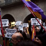 Concentració a favor de la república catalana a Girona, plaça del Vi, un cop sabuda l'abdicació FOTO: CARLES PALACIO