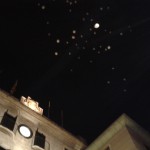 Globus celeste (blancs) a la plaça del Vi de Girona FOTO: EL DIMONI