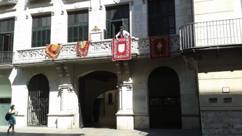 Seqüència gràfica de tres imatges on l'alcalde Carles Puigdemont posa remei a allò que el vent havia esgarriat FOTOS: JOAN CORNEY