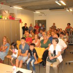 Inici de la xerrada de Miquel Àngel Pérez Martorell a Can Ninetes, pocs minuts després ja no s'hi cabia a la sala, més de seixanta veïns varen assistir per conèixer la Cotxinxina FOTO: EL DIMONI