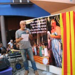 Albert Soler llegint el seu pregó petit, amb Jordi Vilamitjana, a la plaça del Poble de Santa Eugènia de Ter FOTO: EL DIMONI