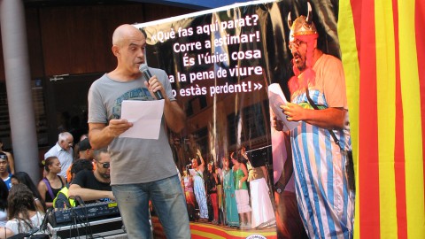 Albert Soler llegint el seu pregó petit, amb Jordi Vilamitjana, a la plaça del Poble de Santa Eugènia de Ter FOTO: EL DIMONI