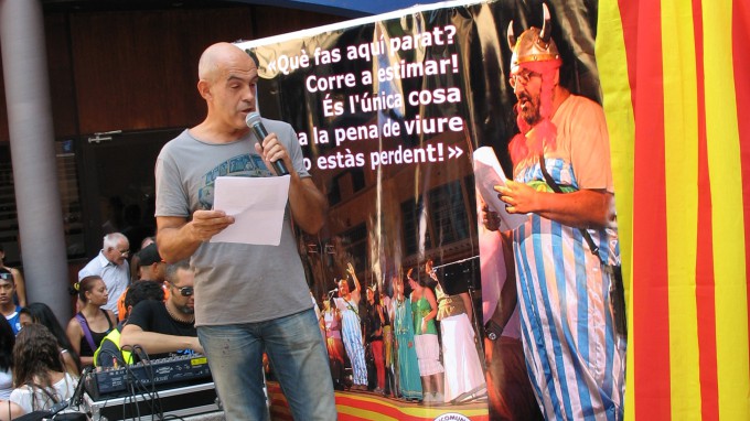 Albert Soler llegint el seu pregó petit, amb Jordi Vilamitjana, a la plaça del Poble de Santa Eugènia de Ter FOTO: EL DIMONI