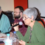 Núria Terés, amb el micro, a la seu d'Escudella Solidària FOTO: JOEL MEDIR i HEREU