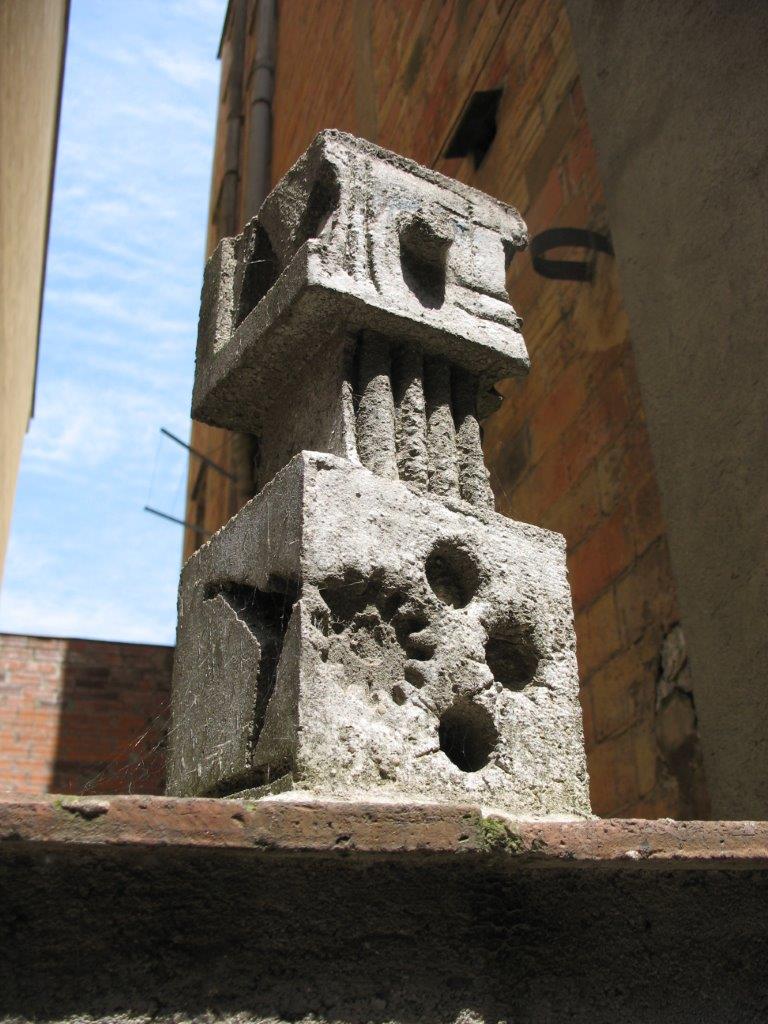 Escultura (formigó). Detall de la casa d’Emília Xargay (carrer Remences) FOTO: EL DIMONI