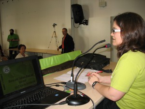 Eva Martínez, presidenta del BdT Pont del Dimoni dóna la benvinguda als participants a la jornada FOTO: EL DIMONI