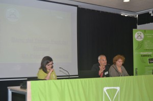 Eva Martínez, presidenta del BdT Pont del Dimoni; Manel Mesquita, editor d'eldimoni.com; i Anna Badia, vicepresidenta de l'AV Santa Eugènia de Ter en el moment de la presentació de la jornada a la Marfà FOTO: JOEL MEDIR i HEREU