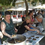 Les faves es van repartir a la plaça del Barco a tots els assistents i col·laboradors. Tothom va expressar que eren molt tendres i bones, que n’hi havia per llepar-se els dits FOTO: AQO