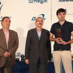 Imatge d'Eloy Acedo amb el trofeig a les mans que l'acredita com el millor entrenador d’equips masculins per la Federació Catalana de Bàsquet FOTO: FCBQ