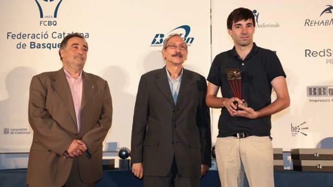 Imatge d'Eloy Acedo amb el trofeig a les mans que l'acredita com el millor entrenador d’equips masculins per la Federació Catalana de Bàsquet FOTO: FCBQ
