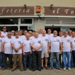 L'equip de jugadors Petanca Plaça del Barco amb el patrocinador Cafeteria El Toc FOTO: PABLO LIDOY