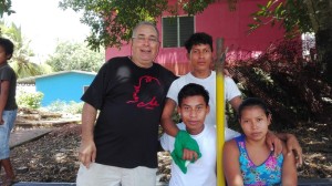 Ramon Macaya, amb nens de l'Illa de Rama Cay FOTO: CNA35