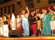 Jordix Vilamitjanix llegint el pregó compartit amb els joves eugenials, sota el balcó del Col·legi Groc de Santa Eugènia FOTO: EL DIMONI (2008)