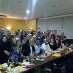 Foto de família de la trobada d'exalumnes i professors de l'Escola Santa Eugènia