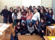 Marta Rojas -l'autora d'aquest treball de recerca- és la primera de l'esquerra, asseguda a primera fila, del plenari del consell de redacció d'Els mil i pico, a la cantina del Santa Eugènia FOTO: ELS MIL I PICO