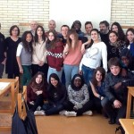 Marta Rojas -l'autora d'aquest treball de recerca- és la primera de l'esquerra, asseguda a primera fila, del plenari del consell de redacció d'Els mil i pico, a la cantina del Santa Eugènia FOTO: ELS MIL I PICO
