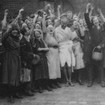 El Mahatma Gandhi amb les dones treballadores del tèxtil a Darwen, Lancashire (Anglaterra) FOTO: ARXIU 1931