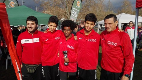 Els components de l'equip del GEiEG: Achraf, Mareg i Josué -al centre- amb els seus entrenadors als costats FOTO: ELDIMONI.COM (febrer de 2016)