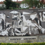 Reproducció del "Gernika" de Picasso, en rajola, a Gernika FOTO: EL DIMONI